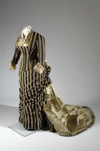 Robe de soirée, vers 1884 (vue oblique latérale)