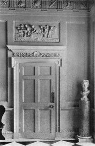 Une porte dans le hall