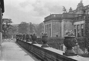 Vases en pierre sculptée, terrasse Est - Charles Latham