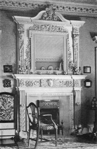 La cheminée du salon - Charles Latham