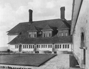 Cour Est - Charles Latham