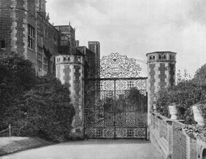Porte est sur la façade nord - Charles Latham
