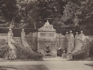 Fontaine murale dans le jardin à Bowood, Wilts - Charles Latham