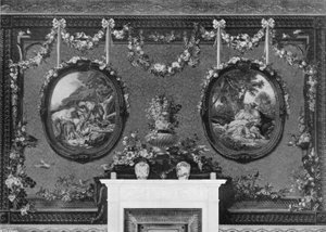 Sur le mur ouest : salon rouge