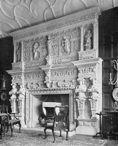 La cheminée dans le salon, South Wraxall Manor, de 