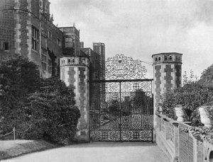 La porte Est sur la façade Nord - Charles Latham