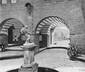 La Cour de la Fontaine - Charles Latham