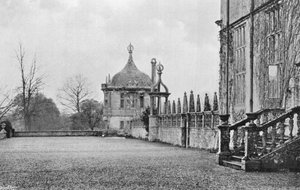 La terrasse entre la cour et le jardin privé - Charles Latham