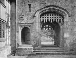 Dans la Cour - Charles Latham