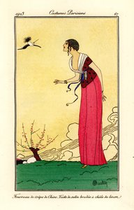 Femme en chapeau cloche, robe fourreau et haut en satin