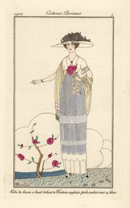 Femme en robe de lin avec dentelle anglaise perlée, chaussons noirs et blancs
