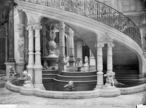 Fontaine sous les escaliers de l