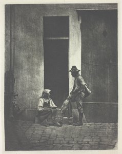 Pifferaro debout et paysanne italienne assise, dans la cour du 21 Quai Bourbon - Charles Nègre