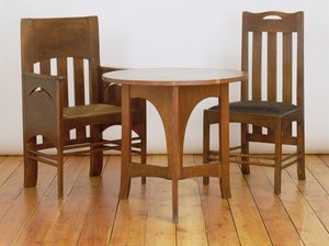 Un fauteuil, fabriqué pour la salle à manger, et une chaise de salle à manger, 1897, de Miss Cranstons Argyle Street Tea Rooms, Glasgow, et une table occasionnelle fabriquée pour la salle de billard à Miss Cranstons Buchanan Street - Charles Rennie Mackintosh