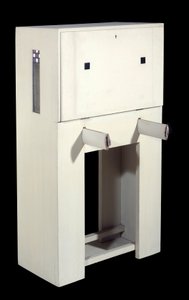 Charles Rennie Mackintosh ; secrétaire avec siège (1904) bois laqué blanc. hauteur : 1,21 m. Paris, Musée d