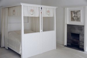 Mobilier conçu pour No. 120 Mains Street, Glasgow, Lit à baldaquin, c.1900