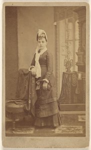 [Jeune femme non identifiée, debout]