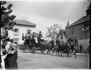 Une calèche passant devant un groupe de cottages, Londres, 1895-1905 - Charles William Prickett