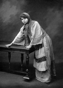 Actrice française Jane Rosni-Derys en tant que Sonia Randzew dans la pièce "Les révoltés", Paris, photo de Chéri Rousseau et Glauth du journal français "Le théâtre" décembre 1908 - Cheri Rousseau