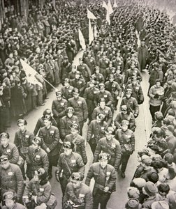 Corps médical chinois quittant Shanghai pour la Corée en 1951 (photo n/b) - Chinese Photographer