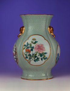 Un vase céladon famille rose fin et très rare avec un émail doré de prunus et de roses, un des quatre émaux représentant les "Fleurs des Quatre Saisons", 1735-1795 - Chinese School