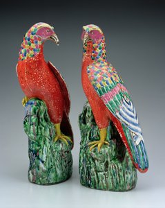 Paire de faucons en porcelaine chinoise peints en émaux famille rose - Chinese School