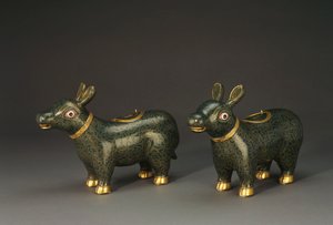 Paire de vaisseaux en forme de tapir en émail cloisonné
