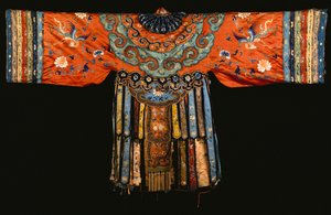 Un manteau en satin rouge, possiblement un manteau de mariage - Chinese School