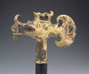 Tête de hache en forme de poisson-dragon, dynastie Tang (argent doré)