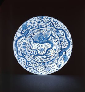 Plat bleu et blanc peint avec des dragons, Wanli ou Chongzheng, 1600-35 (porcelaine)