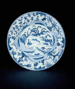 Plat bleu et blanc peint avec des pêcheurs dans une scène fluviale, Tianqi ou Chongzheng, 1620-30 (porcelaine)
