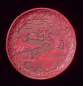 Plat en cinabre sculpté, fin de la dynastie Yuan à début de la dynastie Ming (bois laqué)
