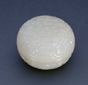 Boîte circulaire pour pâte à sceau de style Guri avec volutes de lingzhi, dynastie Ming (pierre blanche)