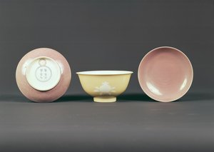 Bol circulaire, période Qianlong (1736-95) (céramique) - Chinese School