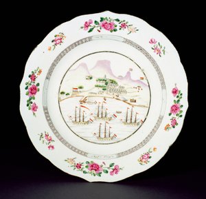 Assiette de dîner peinte en émaux Famille Rose montrant Table Mountain et quatre navires arborant le drapeau néerlandais au large du Cap de Bonne-Espérance, période Qianlong (1736-95) vers 1770