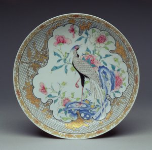 Plat peint avec un oiseau à longue queue, des rochers et des fleurs, période Yongzheng, 1725-35