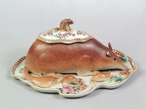 Tureen et couvercle en famille rose modelés en écureuil, période Chien Lung (1736-95)