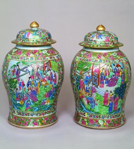 Paire de vases balustre famille rose de Canton et couvercles en dôme, début du 19ème siècle
