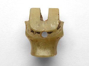 Pendentif en forme de tête bovine, retravaillé, c.1100-1000 av. J.-C. - Chinese School