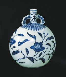 Gourde bleue et blanche de pèlerins avec décorations florales, c.1403-24