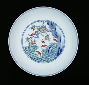 Plat en porcelaine peint en bleu sous glaçure et émaux ducai, 1723-1735