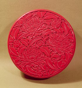 Boîte en laque rouge décorée de pivoines, c.1426-35