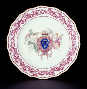 Assiette de dîner Rose Famille avec les Armes de France, période Qianlong (1736-95) vers 1765