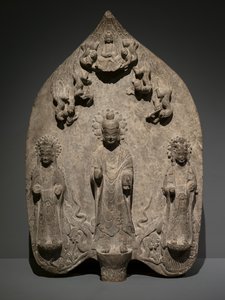 Stèle votive avec une triade bouddhiste. Chine du Nord, dynastie Wei orientale