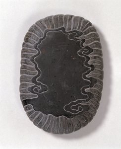 Pierre à encre sculptée avec des motifs de vagues, probablement dynastie Ming