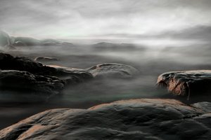 Côte rocheuse brumeuse