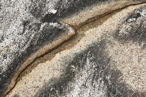 Fissure dans la pierre patinée - Christina Sillen