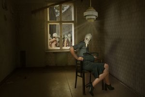 La femme au masque à gaz inquiétante