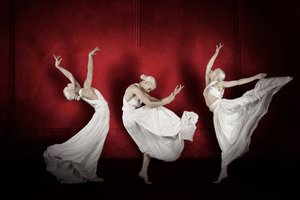 Danseuses élégantes sur scène rouge