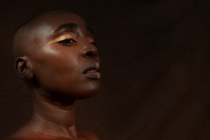 Une femme élégante aux cheveux dorés